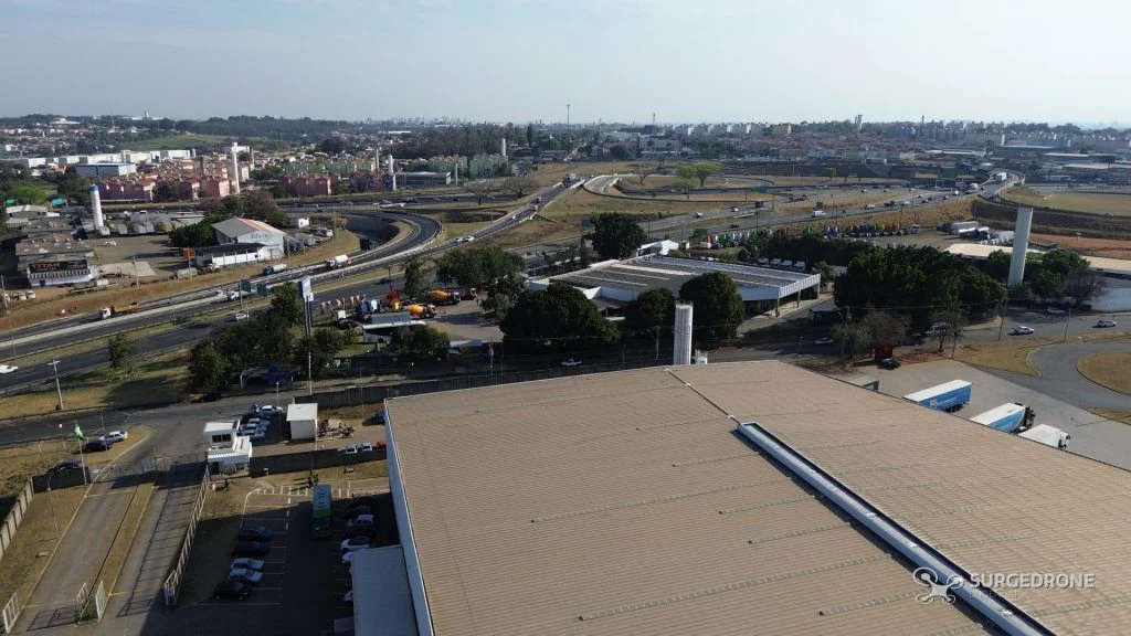 Cobertura metálica de centro de distribuição vista por drone