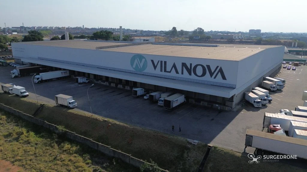 Vista aérea de centro de distribuição com docas de carga