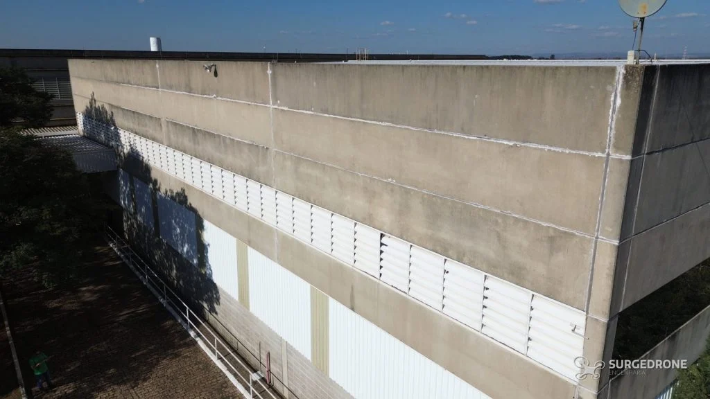 Fachada de concreto de galpão registrada por drone em inspeção