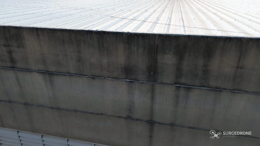 Detalhe de fachada de concreto registrado por drone em inspeção