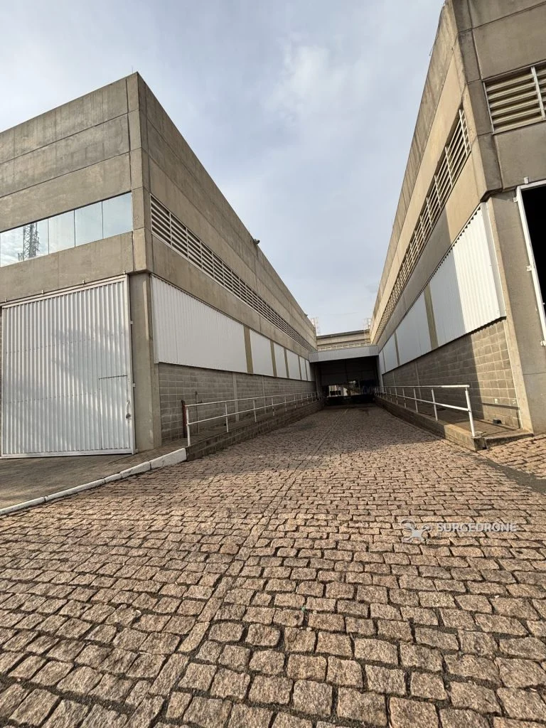Galpões em concreto vistos do pátio durante inspeção