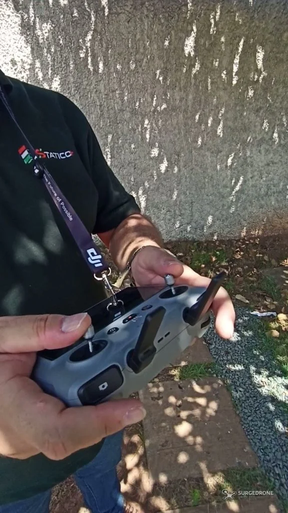Piloto operando o controle remoto de um drone profissional