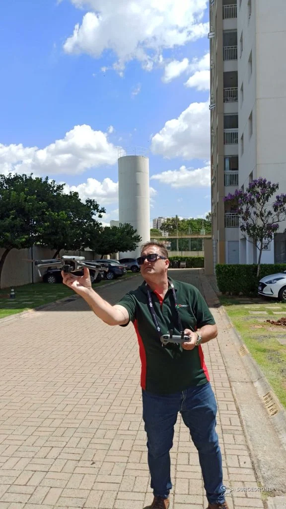 Piloto da equipe SURGEDRONE preparando o voo de um drone