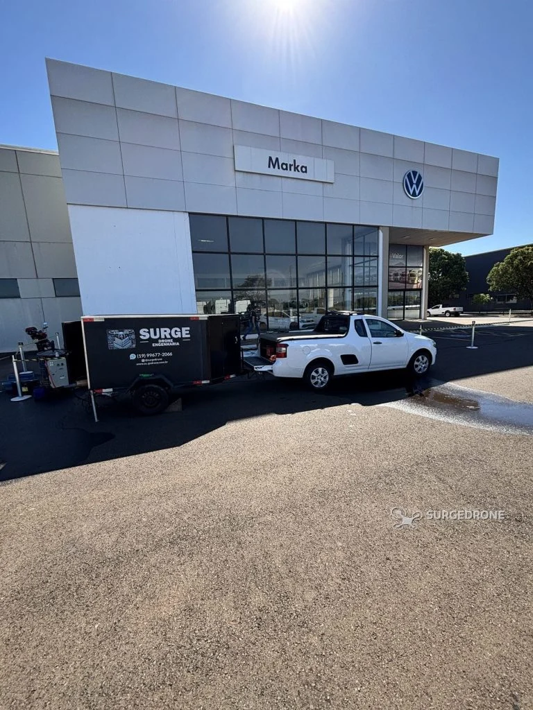 Equipe e equipamento da SURGEDRONE em operação diante de fachada comercial