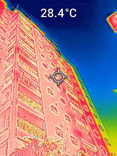 Imagem térmica de fachada de edifício vista de baixo